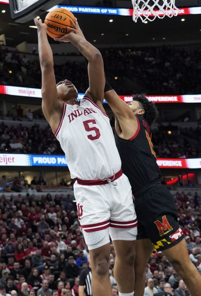 Malik Reneau (5) goes up strong on offense during the first half at United Center.